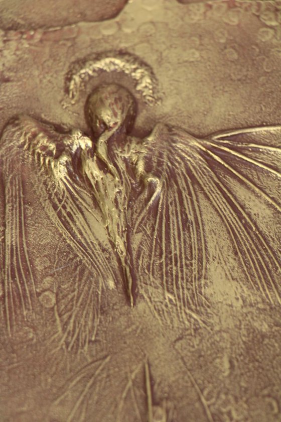 Flying Away Angel (Gold)