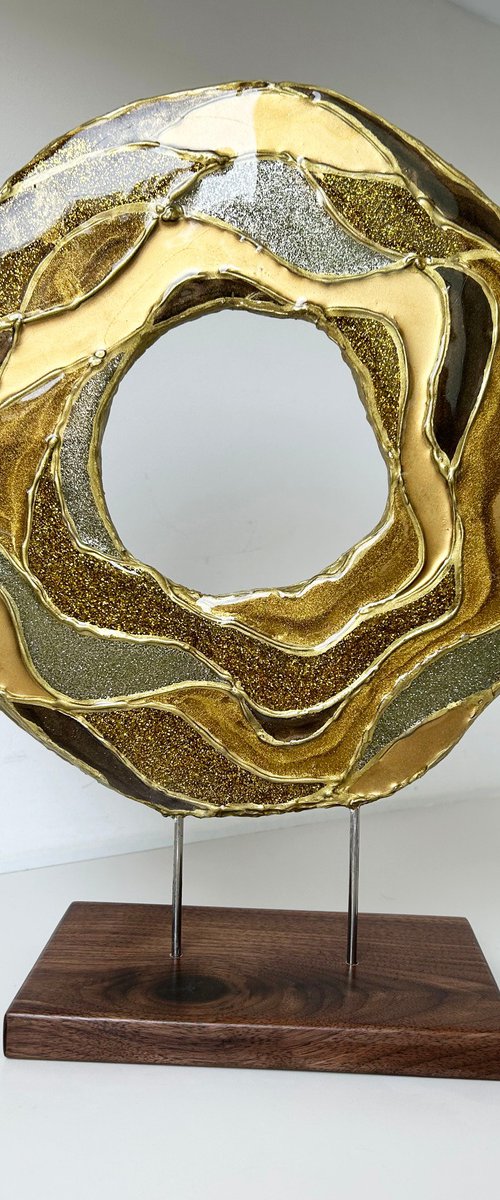 Uninterrupted thread sculpture. Unique gift, Home Decor, Luxury art, Gold sculpture, Standing sculpture. by Alexandra Dobreikin