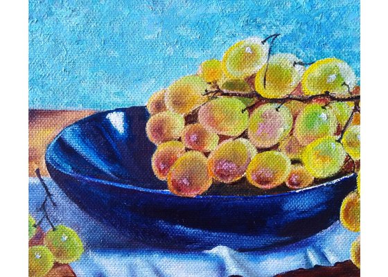 Autumn grapes on a blue plate