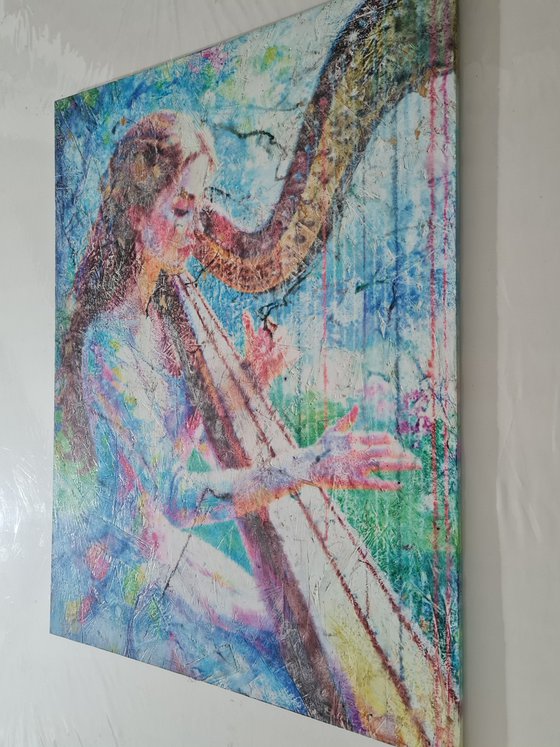 Playing a harp (n.705)