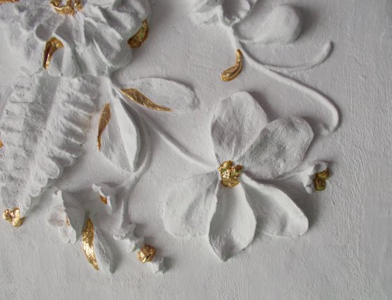 sculptural wall art “Grace and Gold”