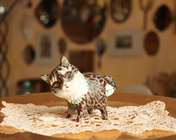 Pussycat. Tiny sculpture by Elya Yalonetski