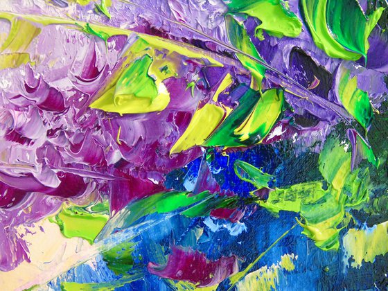 A bouquet of lilacs in a glass