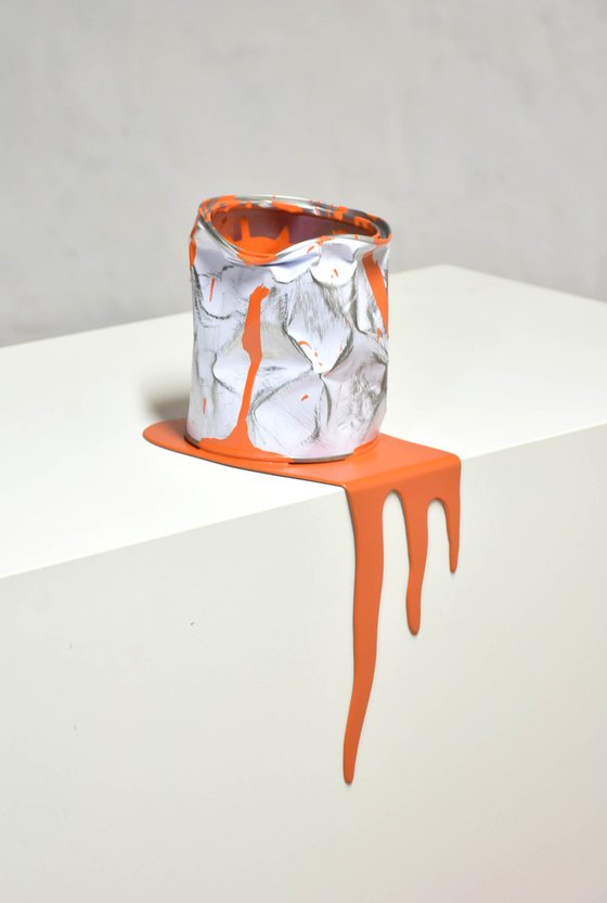 Le pot de peinture orange