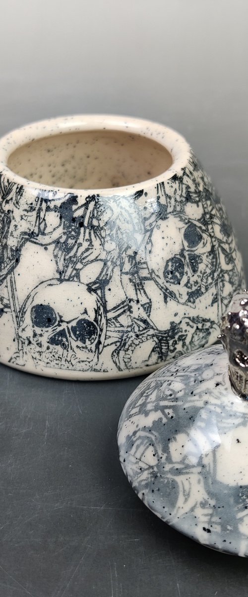 Ceramic | Box with skulls by Daiva Semionova