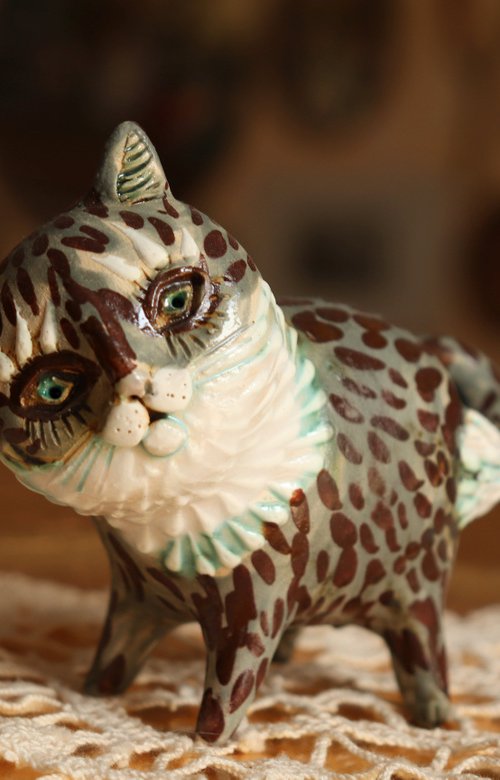 Pussycat. Tiny sculpture by Elya Yalonetski by Elya Yalonetski