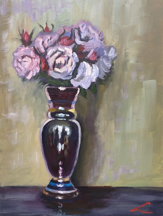 Roses in a glossy vase