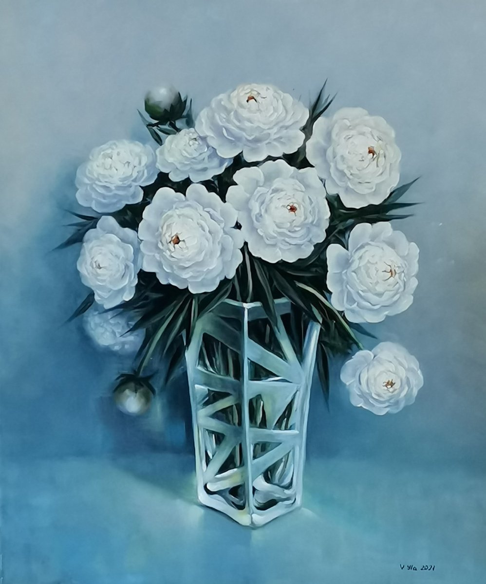 White flowers in a glass vase by Valentinas Yla