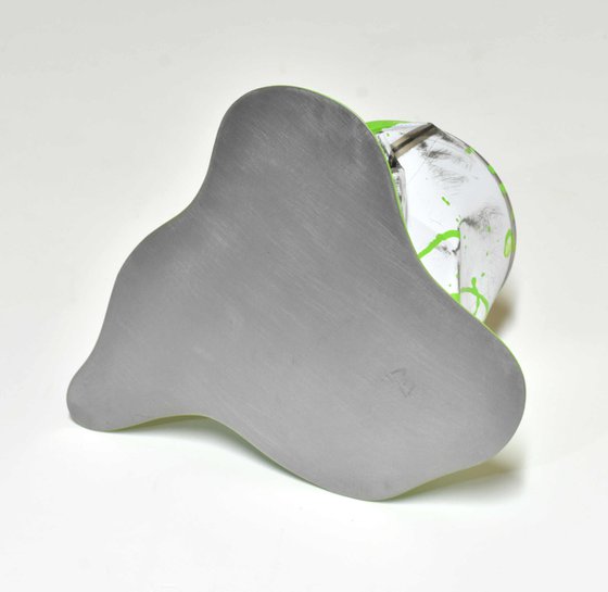 Le vieux pot de peinture vert