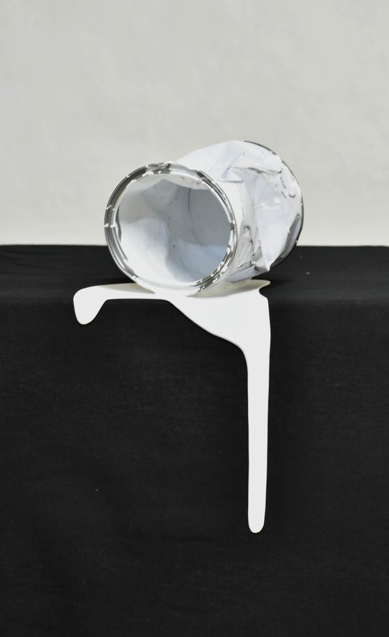 Le vieux pot de peinture blanc