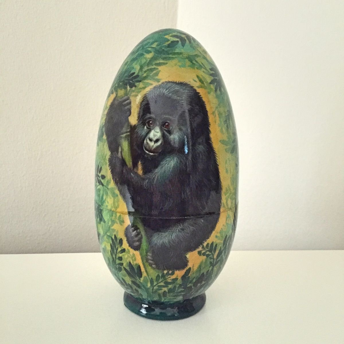 Monkey. Lacquered art painted on wooden egg (casket) by Liubov from LUMIAA