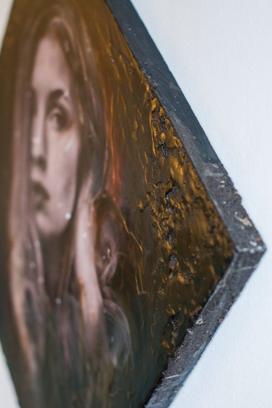 "The world to me" (70X70X3cm) - Unique portrait artwork on wood (abstract, portrait, gouache, original, painting, coffee, debris, acrylic, oil, watercolor, encaustics, beeswax, resin, wood)