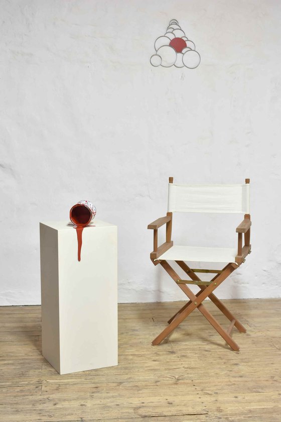 Le vieux pot de peinture rouge