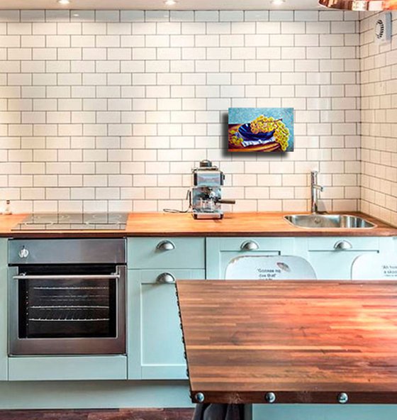 Autumn grapes on a blue plate