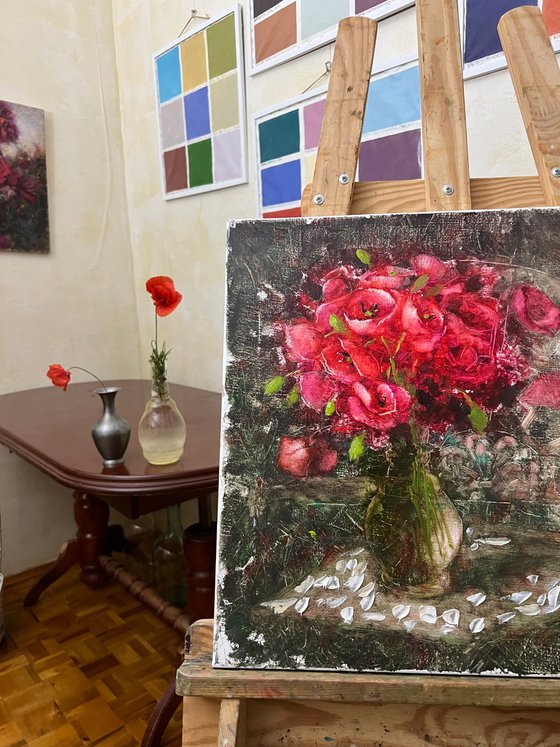 Vibrant poppy bouquet in English cottage