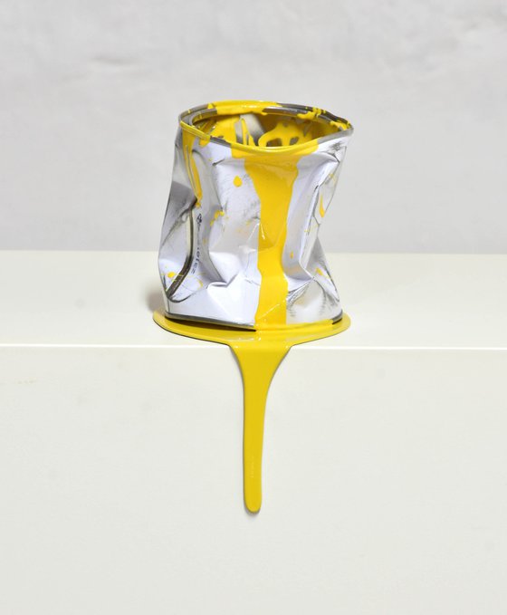 Le vieux pot de peinture jaune