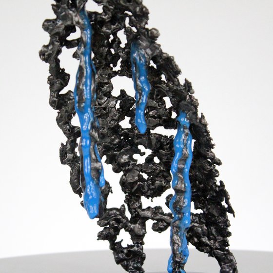 Line of light 82-21 - Abstract sculpture in metal lace and blue fluorescent pigment