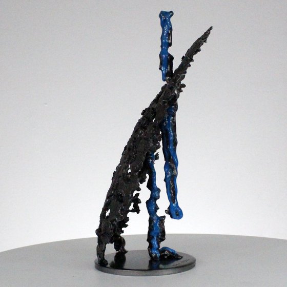 Line of light 82-21 - Abstract sculpture in metal lace and blue fluorescent pigment
