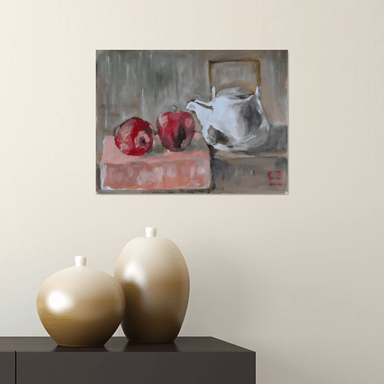 Red apples and teapot