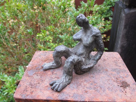 strong girl - bronze only 7 massiv sculpture