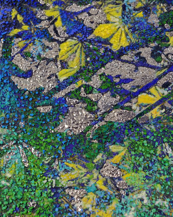 Yellow, green, blue & silver Chestnut.