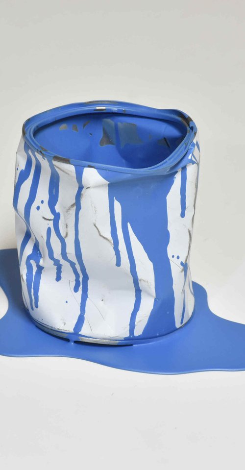 Le vieux pot de peinture bleu by Yannick Bouillault