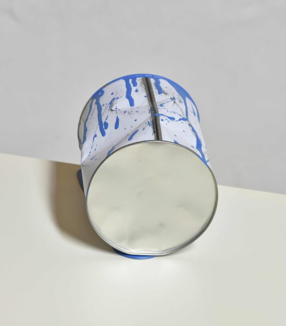 Le vieux pot de peinture bleu