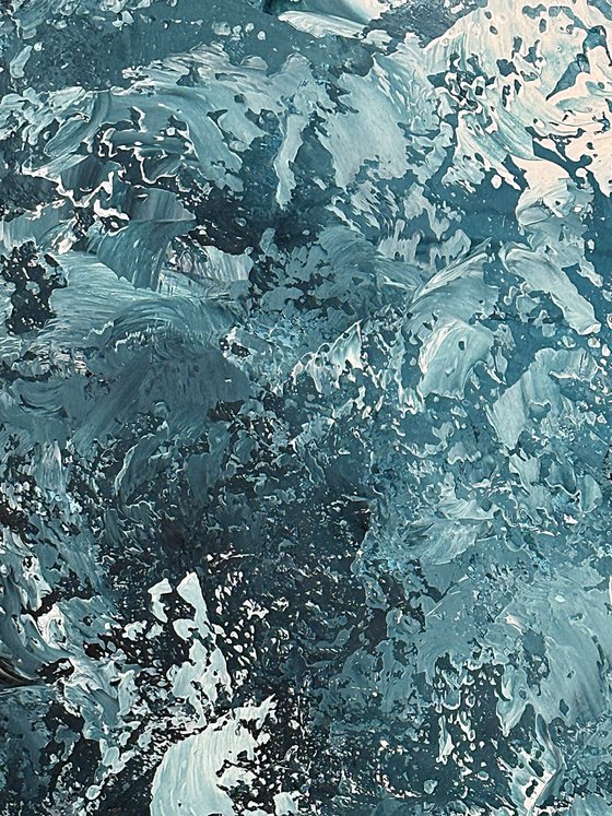 Tide Between Horizons
