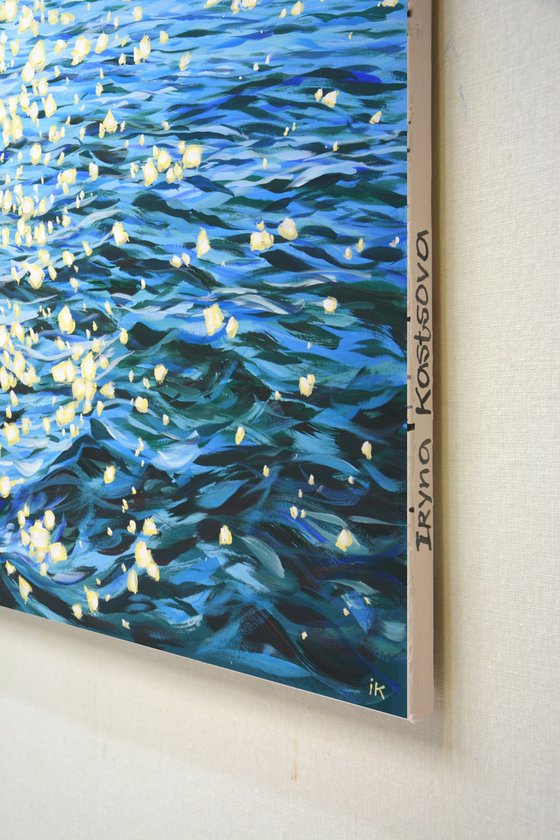 Blue ocean. Glare.