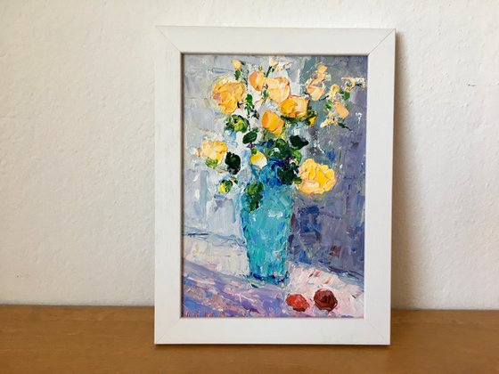 Yellow roses in the vase