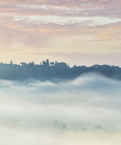 Island in the fog V. - Landscape in Tuscany - Limited edition 2 of 5 by Peter Zelei