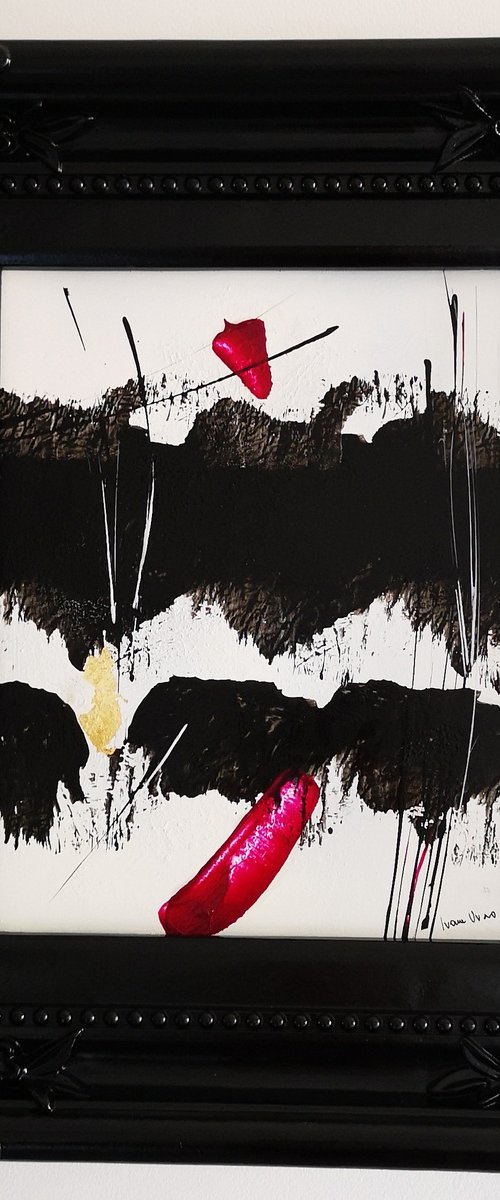 Suspended line by Ivana Urso