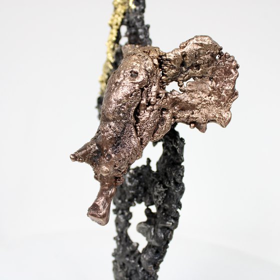 Flame elephant 39-22 - Metal animal sculpture - head elephant bronze and steel lace with 24 carats gold leaves