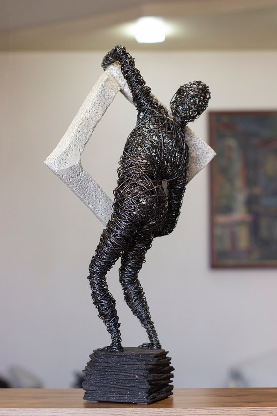 Man with a square 45x19x15 3kg iron, tufa, perlite