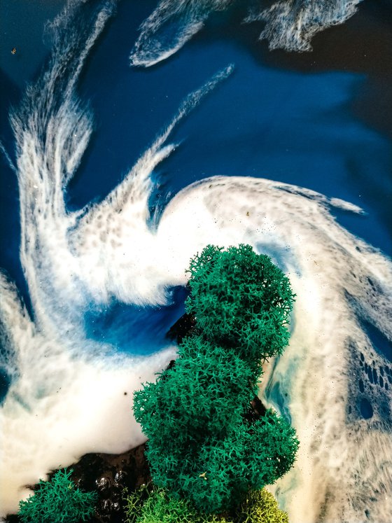Ocean Round Resin with Moss