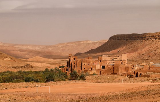 Maroc, terrain de foot et Ksar