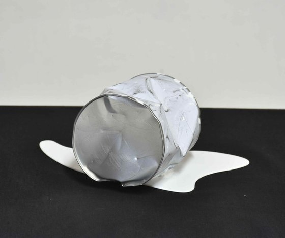 Le vieux pot de peinture blanc