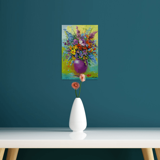 A bouquet of sunny flowers in a vase