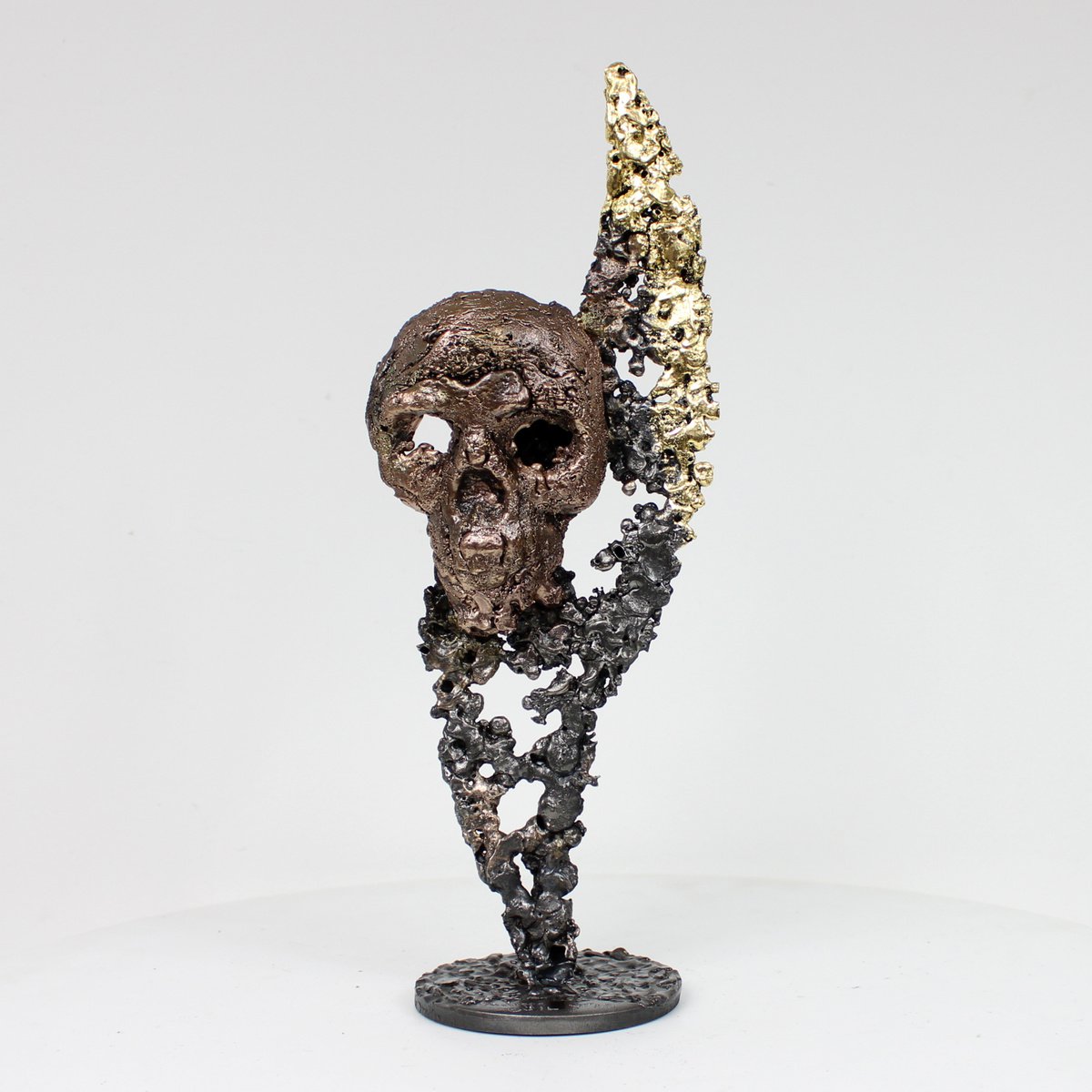 Flame skull 40-22 - Skull on flame metal sculpture by Philippe Buil