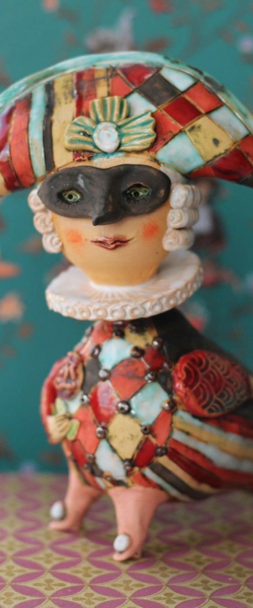 Harlequin Bird. Ceramic sculpture by Elya Yalonetski