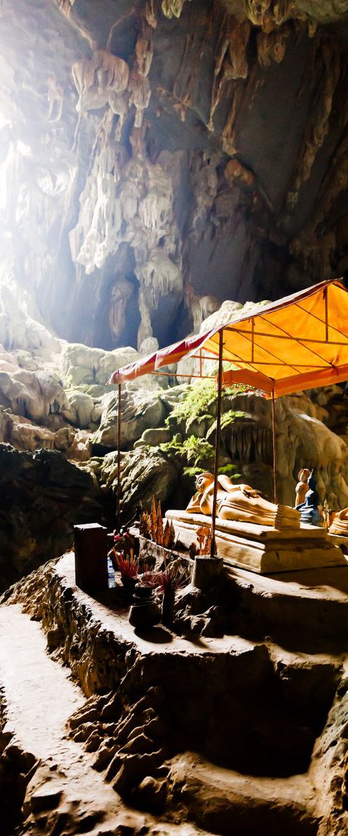 Tham Poukham Cave by Tom Hanslien
