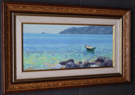 A boat at noon. Turunc