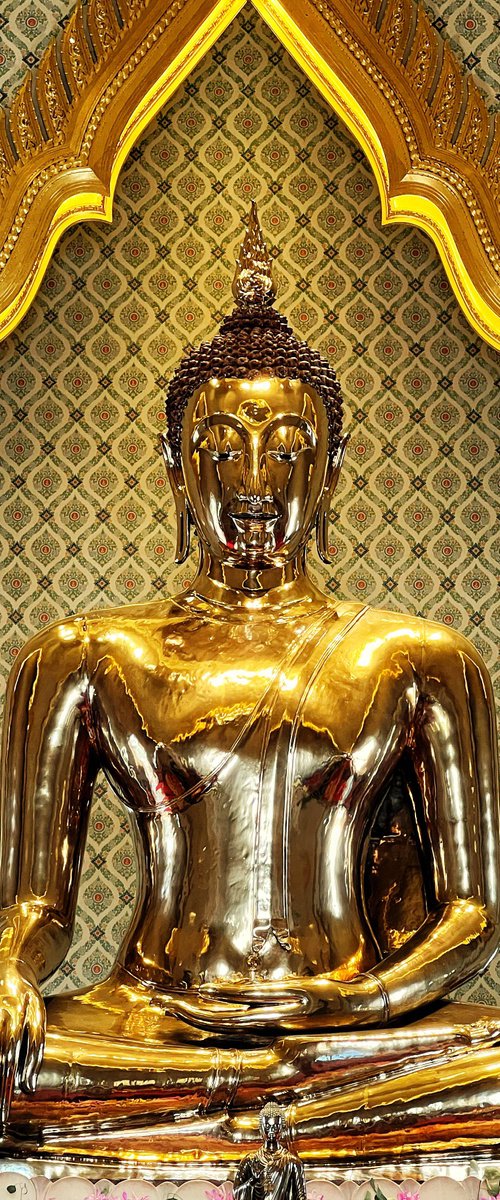 Golden Buddha statue by Nattapol Lertthitiplurt