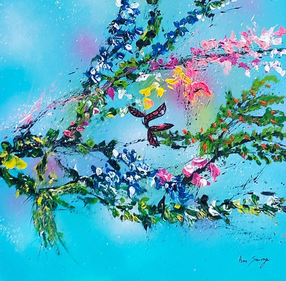 Plante fleurie et bleu profond