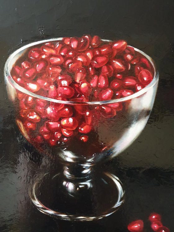 Vase with pomegranate seeds.