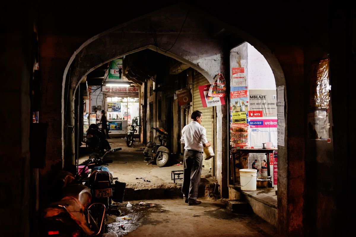 Jaipur alleyway at night. (59x42cm) by Tom Hanslien