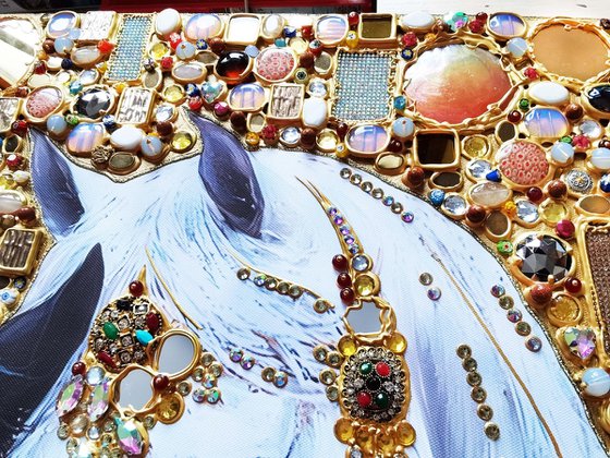 Horses in gold. Love.