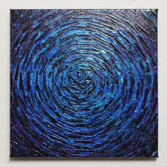 I blue purple concentric burst