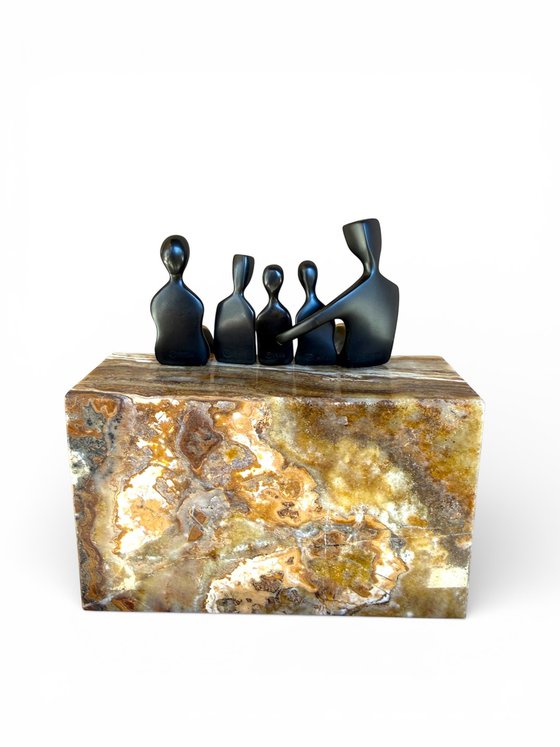 Family portrait with 3 children on onyx