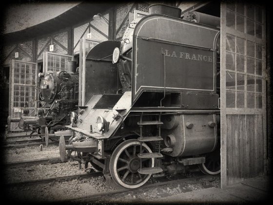 Old steam trains in the depot - print on canvas 60x80x4cm - 08485m1